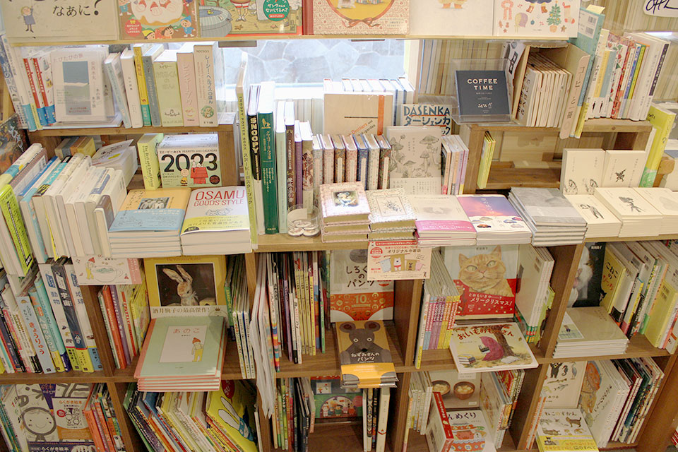 子ども向けの本と一般向けの本が、心地よく同居する空間