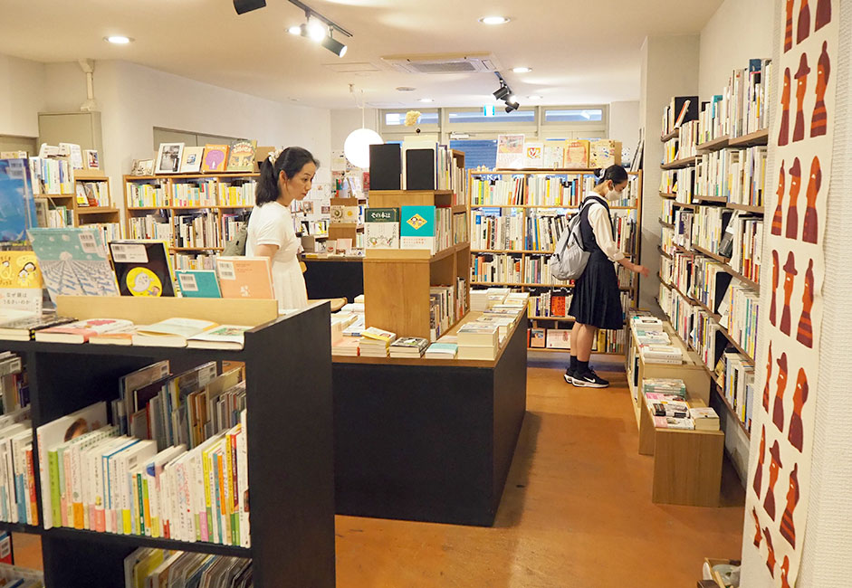 地域の人たちがゆったりとすごす店内