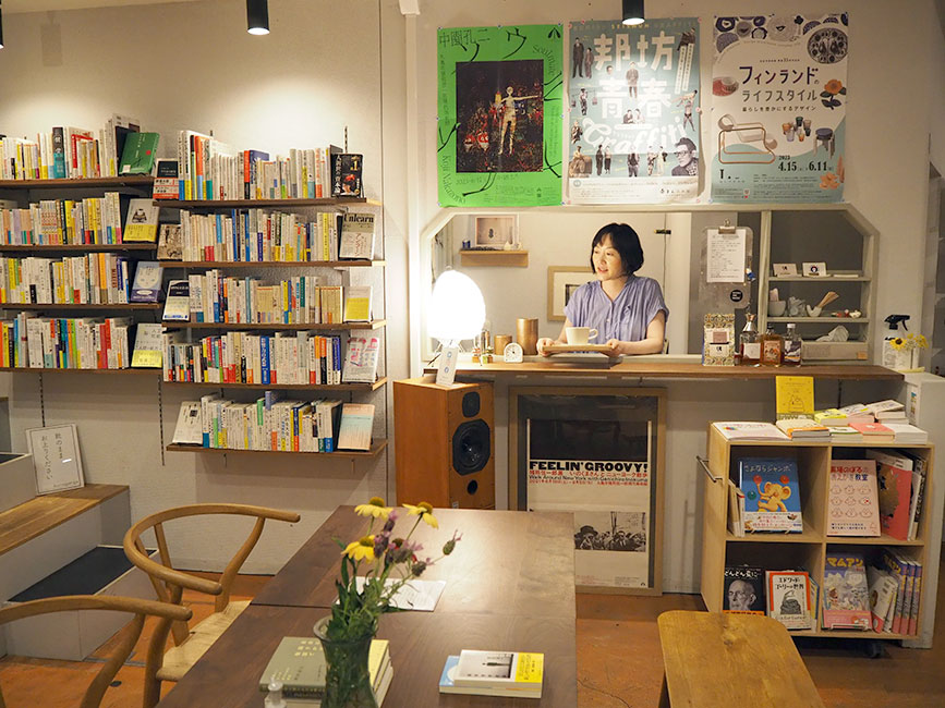 涼子さんがコーヒーを淹れてくれるカフェスペース