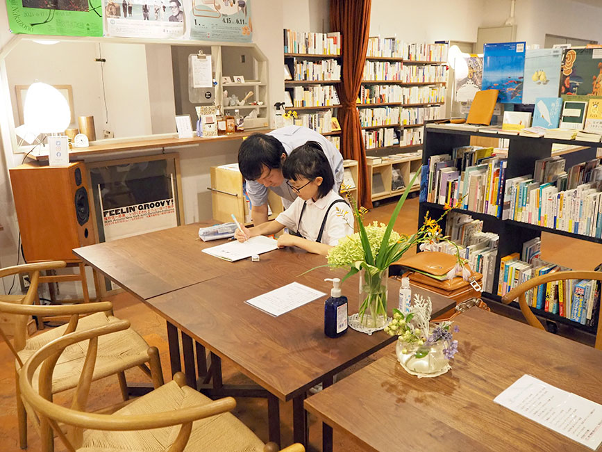 麻子さんといっしょに宿題を考える勇亮さん