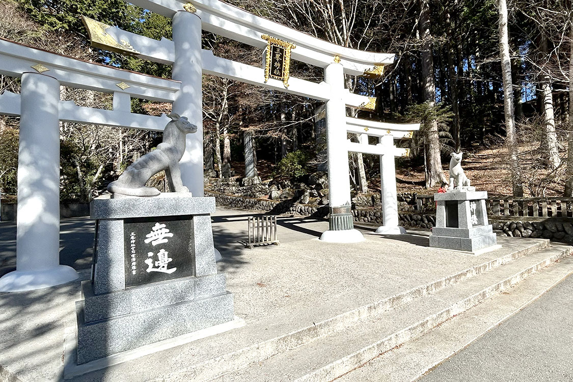 めずらしい三ツ鳥居をくぐって進む