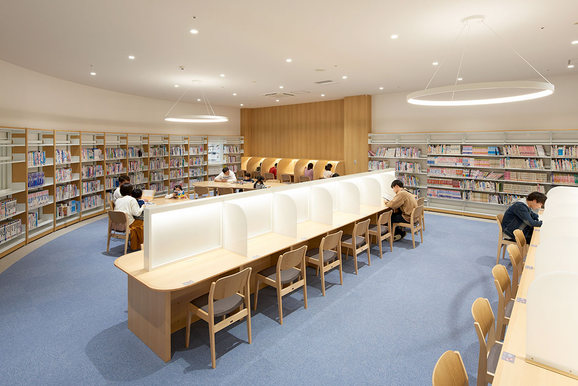 仕切りのある席で読書に没頭できる