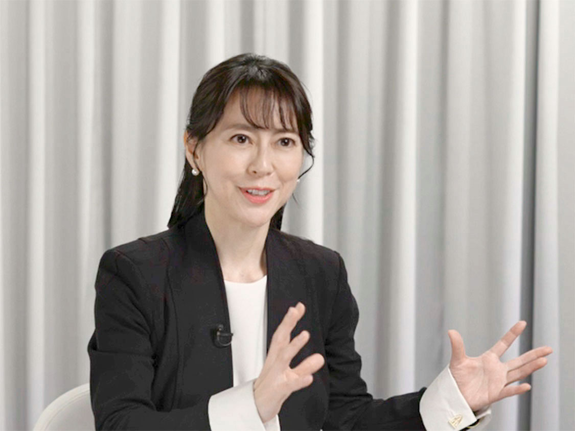 インタビューに答える魚住さん