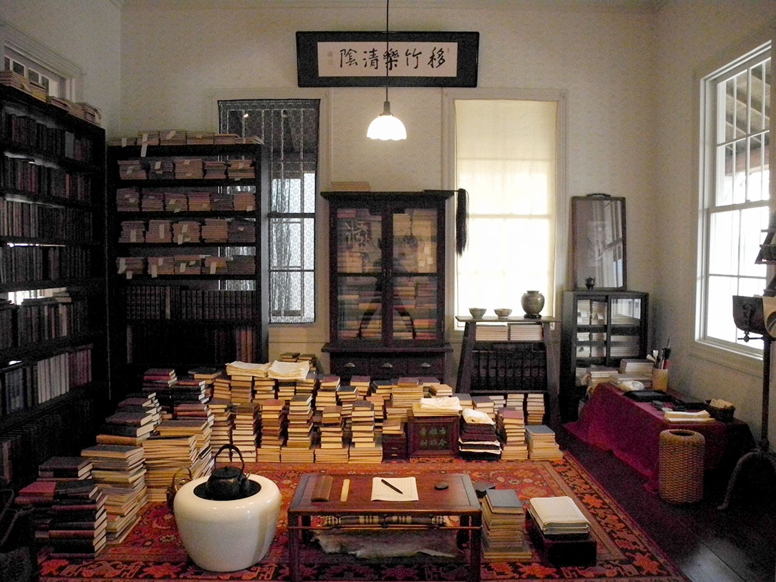 書斎内の家具・調度品・文具は、資料を所蔵する県立神奈川近代文学館の協力により再現。書棚の洋書は東北大学附属図書館の協力により、同館が所蔵する「漱石文庫」の蔵書の背表紙を撮影し、製作された。