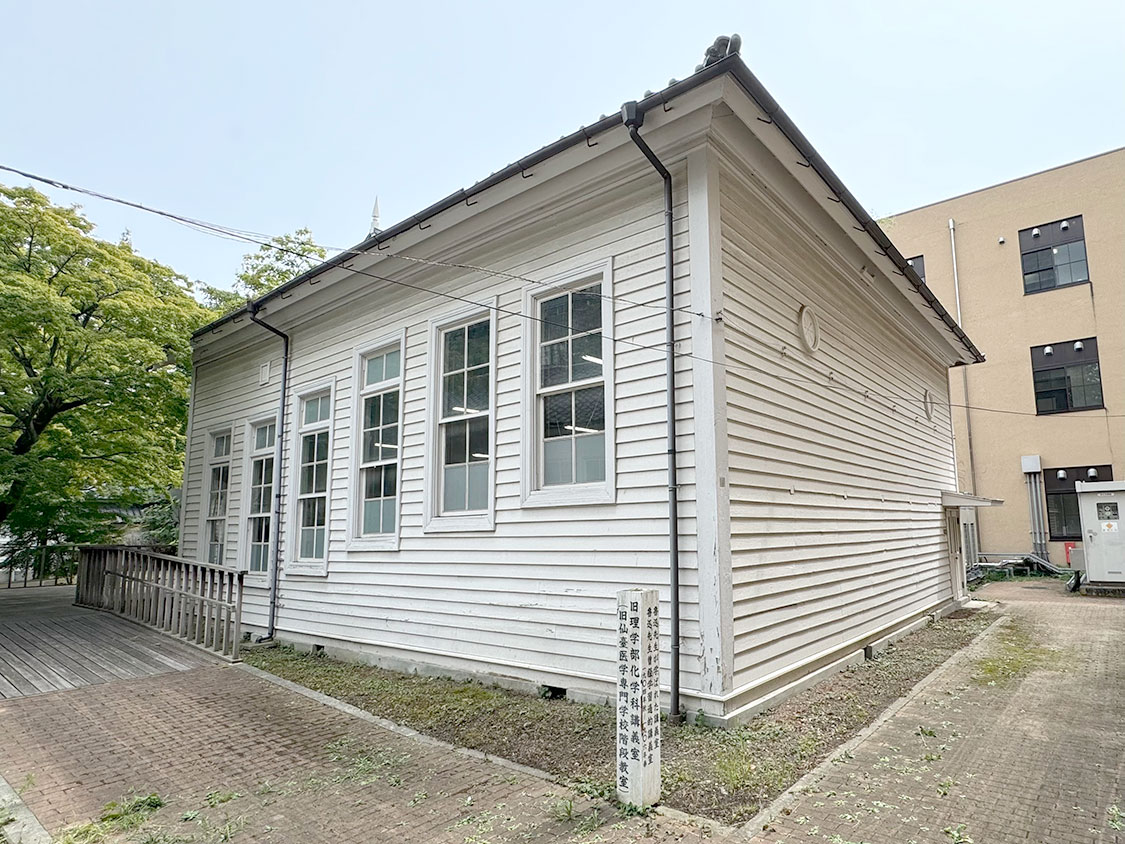 階段教室の外観。標識には「魯迅先生が学ばれた講義室」とある。