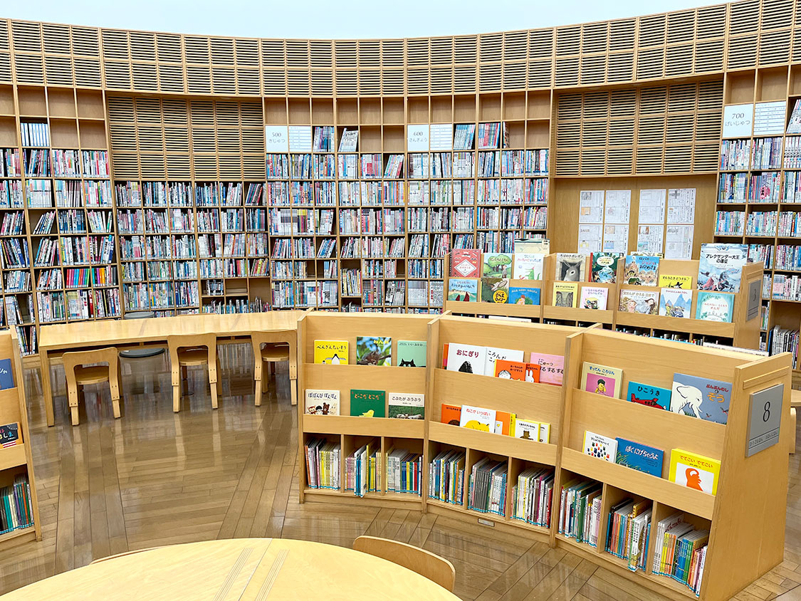 子どもの成長に合わせた高さになっている本棚
