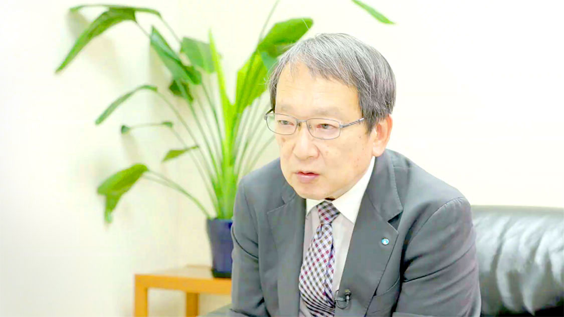 インタビューに答える今野さん