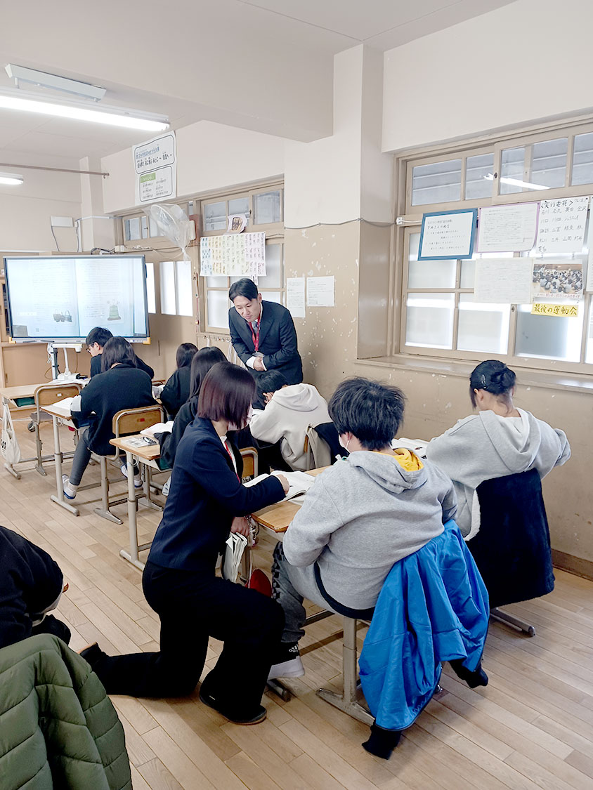 学力向上支援コーディネーターの岡本先生も必要に応じて支援に入る