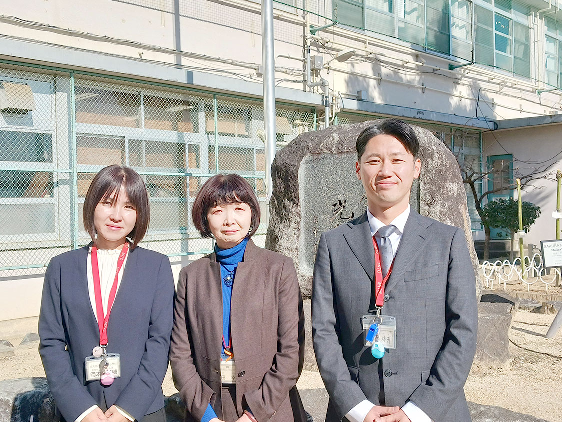 左：岡本美穂先生、中央：横田幸子校長、右：塩﨑勇喜先生