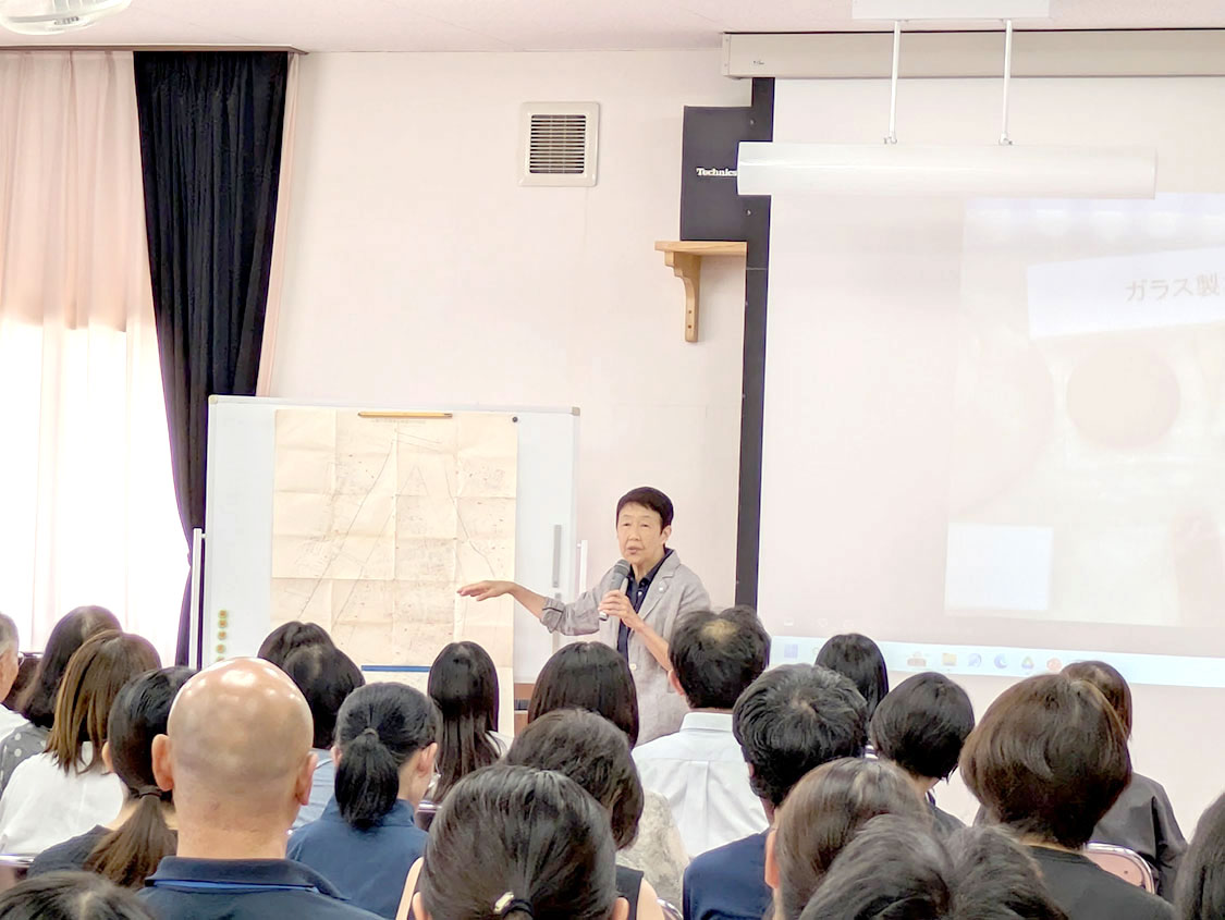 発掘現場の写真や原爆投下前の再現地図を見せながらお話しされる中澤さん