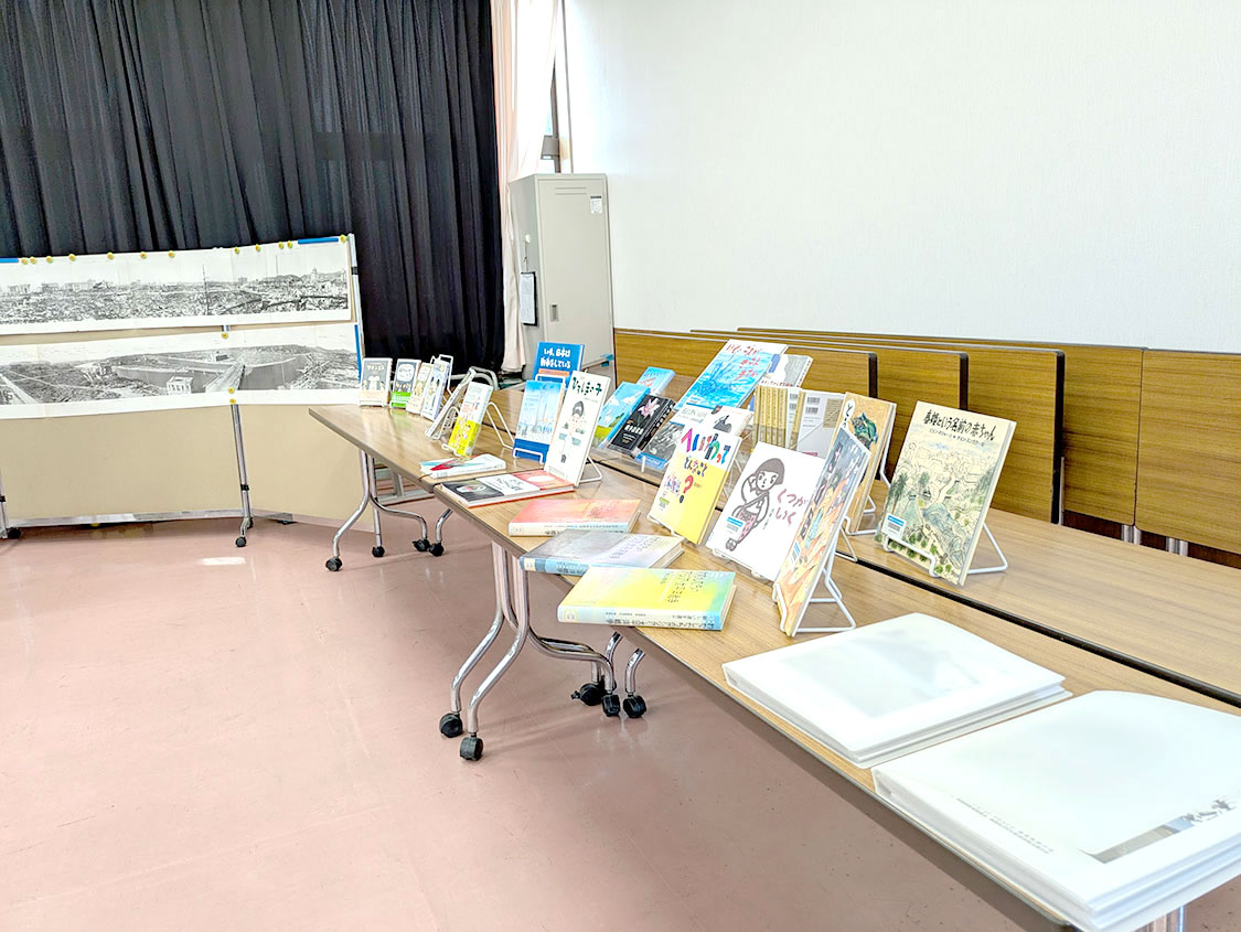 「平和学習　島根ふるさと読本」のほかにも、さまざまな戦争・平和関連の書籍が展示されていました