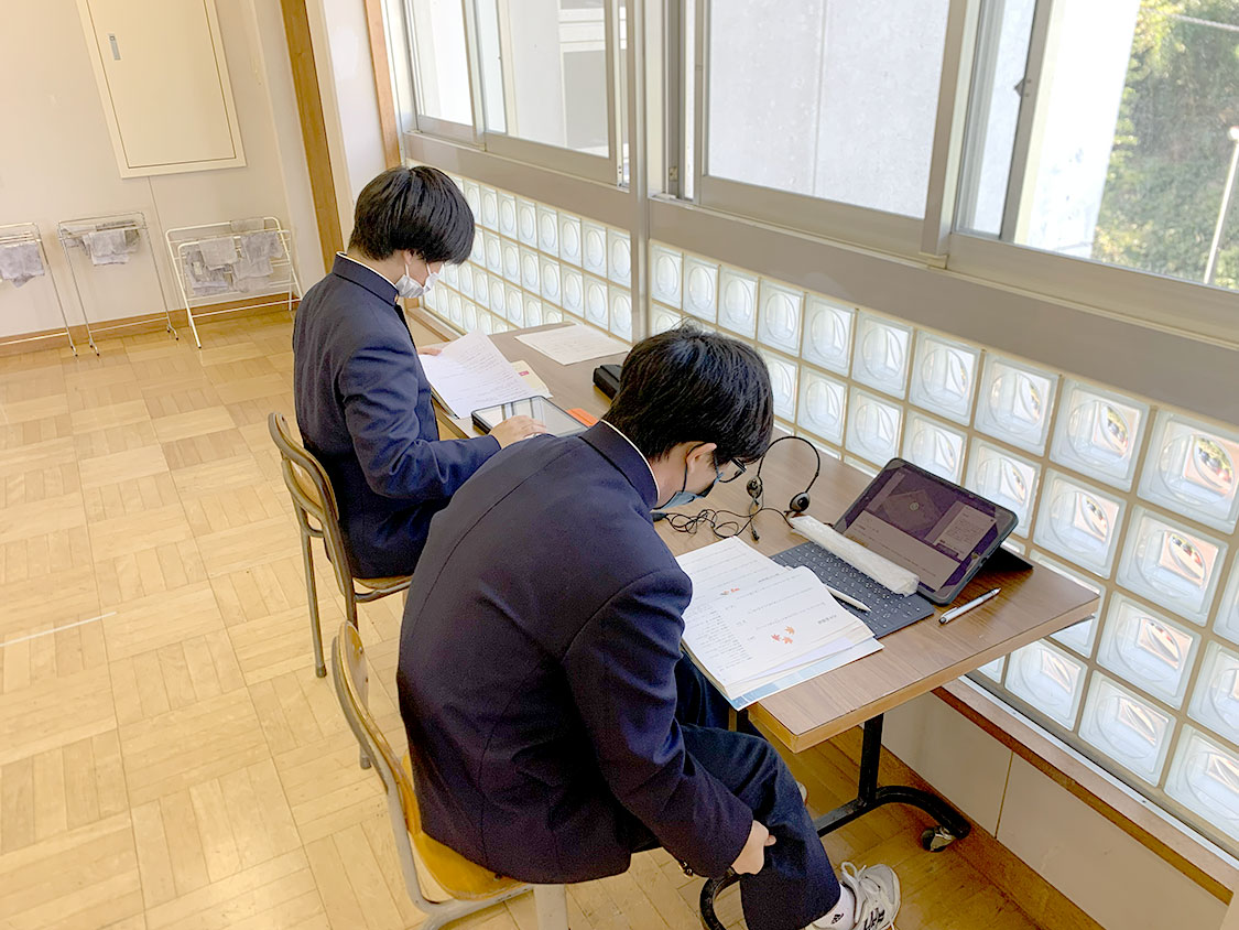 コモンホールで一人黙々と学習をする生徒
