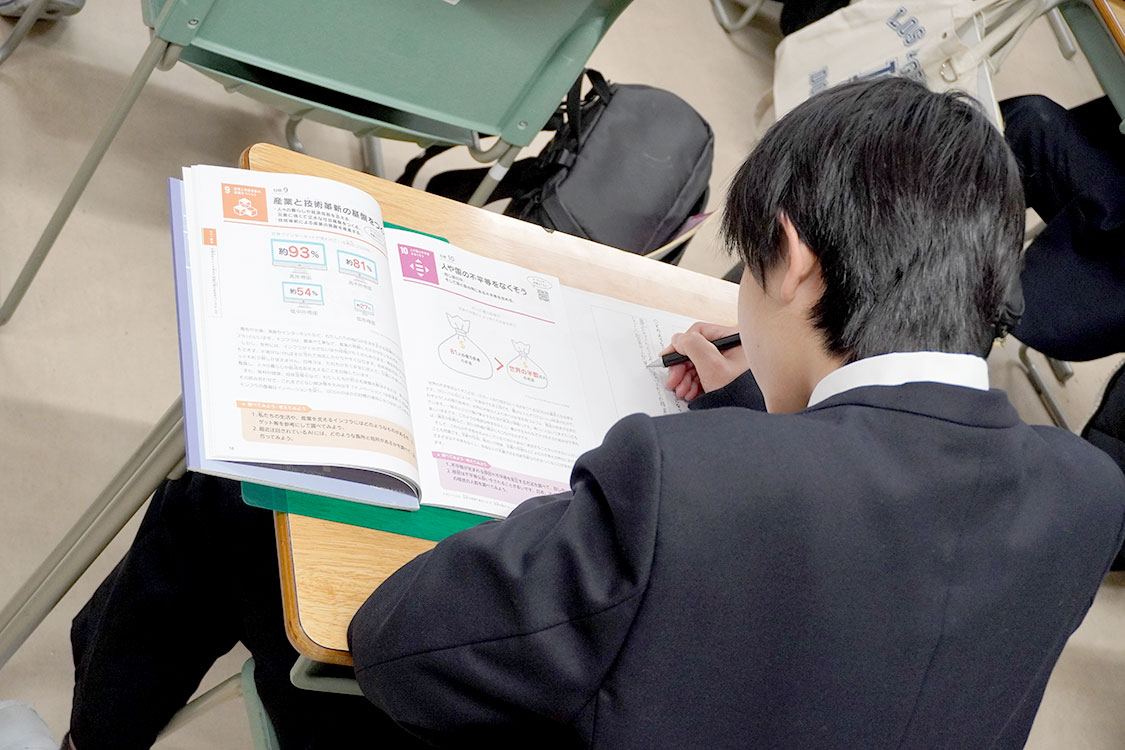 「SDGsスタートブック」を活用している様子