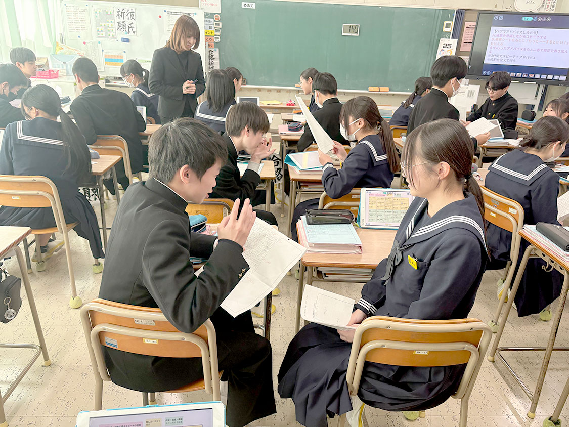 ペアでスピーチについて意見交換