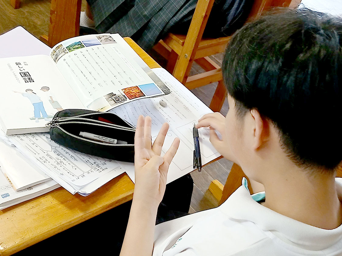 短歌を詠む生徒