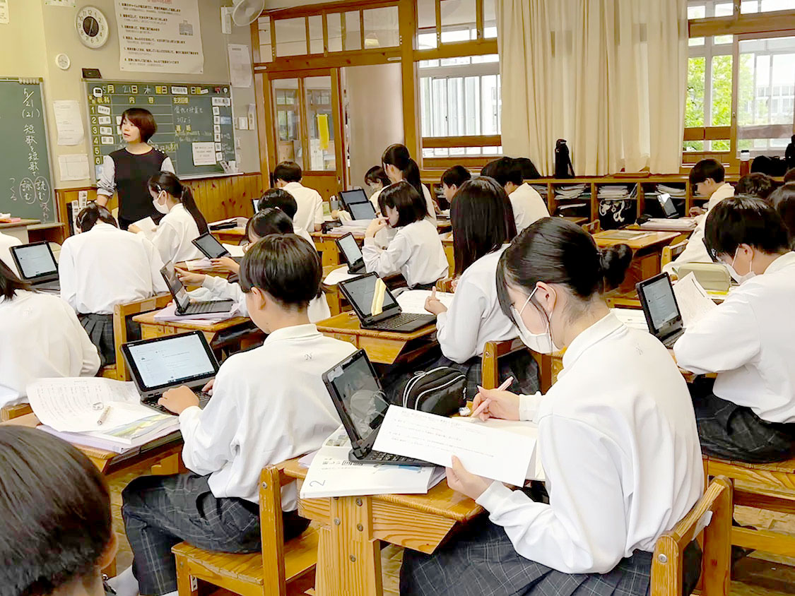 端末に入力する生徒たち